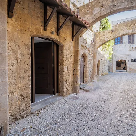 Alley 7, Old Town 4*